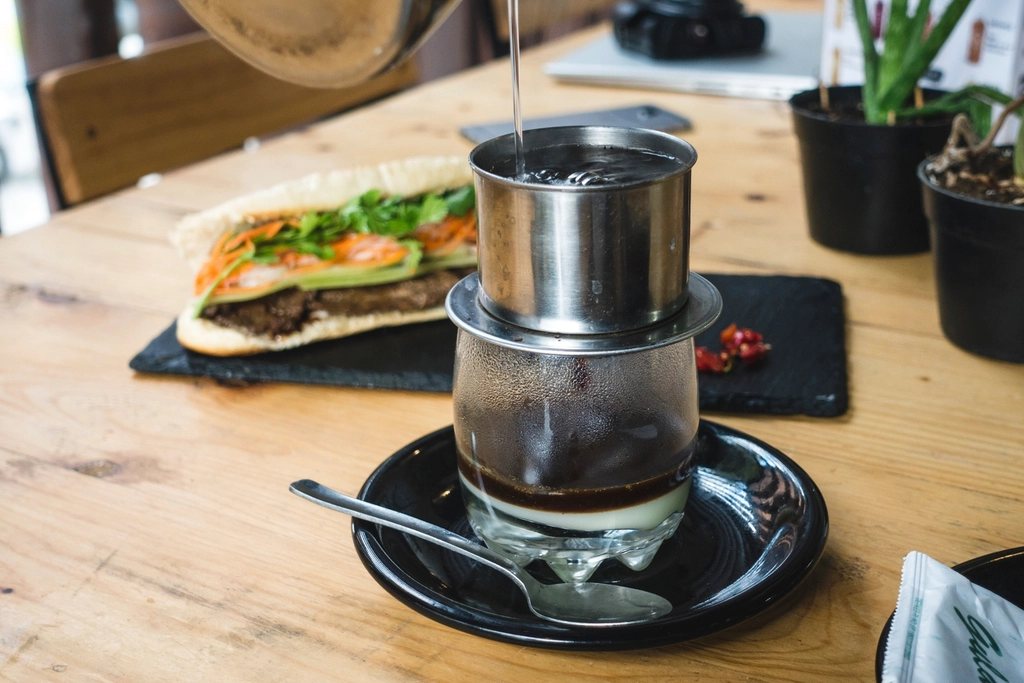 Cà phê sữa đá Sài Gòn và cách pha phin chuẩn vị tại nhà
